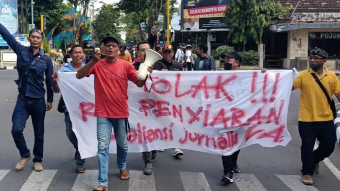 wartawan-lamongan-tolak-RUU-Penyiaran.jpg
