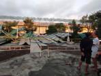 Atap-Stadion-Gelora-penataran-Blitar-roboh.jpg
