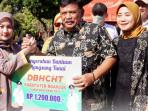 Bupati-Nganjuk-Marhaen-Djumadi-saat-menyerahkan-BLT.jpg