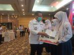 Bupati-Tulungagung-Maryoto-Birowo-menyalurkan-bantuan-untuk-siswa-miskin.jpg