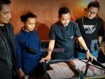 Crazy-Rich-Malang-Gilang-Widya-saat-menyerahkan-uang-Rp11-miliar-ke-Taqy-Malik.jpg