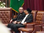 Deni-Wicaksono-kiri-saat-Rapat-Paripurna-Penyampaian-Pendapat-Banggar.jpg