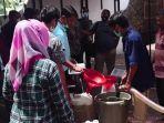 Disperindag-tulungagung-gelontor-minyak-goreng-ke-pedagang-pasar-tradisional.jpg