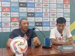Gresik-UnitedZamroni-PERSEKAT-TEGAL-Pelatih-Persekat-Tegal-I-Putu-Gede-saat-memberikan-keterangan.jpg