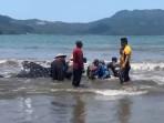 Hiu-paus-terdampar-di-karanggandu-watulimo-Trenggalek.jpg