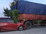 Honda-Brio-tabrak-truk-gandeng-di-Plemahan-Kediri.jpg