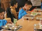 Ilustrasi-makan-siang-gratis-siswa-trenggalek.jpg