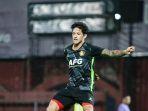 Irfan-Bachdim-pemain-Persik-Kediri-saat-sesi-latihan-tim-bersama-di-Stadion-Brawijaya-Kediri.jpg