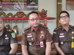 Jaksa-Kejari-Nganjuk-jelaskan-penahanan-sekdiskominfo.jpg