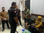 Kades-Kletek-M-Anas-dan-Sekdes-Kletek-Uli-Dewi-Purwanti-menjalani-pemeriksaan-di-Kejari-Sidoarjo.jpg
