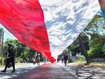 Kain-Merah-Putih-raksasa-dibentangkan-sopir.jpg