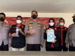 Kapolres-Berau-AKBP-Anggoro-Wicaksono-menunjukkan-barang-bukti-dalam-pers-rilis.jpg