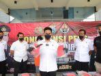 Kasat-Reskrim-Polres-Kediri-tunjukkan-barang-bukti.jpg