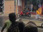 Kenakan-Topeng-dan-Bawa-Senjata-Api-Perampok-Sebuah-Butik-di-Probolinggo-Nyaris-Dihajar-Warga.jpg