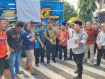 Ketua-DPRD-Trenggalek-Doding-Rahmadi-menemui-sopir-truk-yang-melakukan-unjuk-rasa.jpg