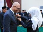 Ketua-Umum-PWI-Pusat-Akhmad-Munir-menerima-Lencana-Kehormatan-dari-Khofifah-Indar-Parawansa.jpg