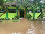 Koordinator-Humas-MIN-6-Ponorogo-Surtini-mengatakan-hujan-mengguyur-lokasi-sejak-tadi-malam.jpg