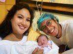 Nadine-Candra-Winata-dan-Dimas-Anggara-bersama-anak-pertama-mereka.jpg