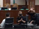 Nia-Ramadhani-dan-Ardi-Bakrie-hadiri-sidang-perdana-Kamis-2122021.jpg