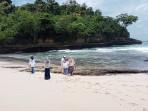 Pantai-Jung-pakis-tulungagung.jpg
