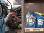 Pegawai-SPBU-servis-kendaraan-di-SPBU-Shell-Surabaya.jpg