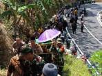Pemakaman-korban-kedua-penyerangan-warga-Pacitan.jpg