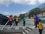 Pembersihan-atap-Stadion-penataran-roboh.jpg