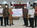 Penyarahan-zakat-dari-perusahaan-swasta-kepada-Baznas-Trenggalek.jpg