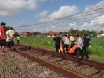Petugas-evakuasi-warga-tertabrak-KA-di-kedungwaru-Tulungagung.jpg