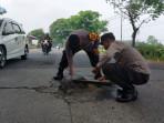 Polisi-Plemahan-Tambal-Jalan.jpg