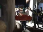 Polisi-membawa-jenazah-bayi-laki-laki-yang-dikuburkan.jpg