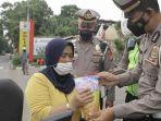 Polres-Mojokerto-bagi-minyak-goreng-gratis.jpg