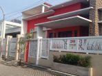 Rumah-anggota-DPRD-Jatim-Mahfud-di-Perum-IMC-menjadi-sasaran-operasi-penggeledahan-oleh-KPK.jpg