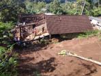 Rumah-warga-tulungrejo-Gandusari-kab-Blitar-kena-longsor.jpg