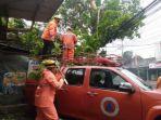 Salah-satu-rumah-warga-yang-rusak-tertimpa-pohon-yang-roboh-karena-angin-kencang.jpg
