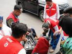 Tim-dari-Pertamina-melakukan-pemeriksaan-terhadap-produk-BBM-yang-dibeli-konsumen.jpg