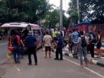 Warga-mengerumuni-seorang-pria-yang-tergeletak-usai.jpg