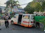 ambulans-tertabrak-truk-tangki.jpg