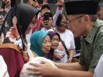 anas-urbaningrum-bagi-zakat-di-desanya.jpg
