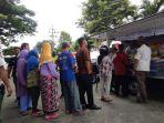 antrean-belanja-saat-operasi-pasar-murah-di-pasar-pon-blitar.jpg