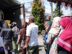 antrean-beli-beras-di-operasi-pasar-di-pasar-pon-kota-blitar.jpg