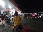 antrean-kendaraan-di-SPBU-di-surabaya.jpg