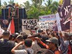 demo-di-rumah-dinas-bupati-jember.jpg
