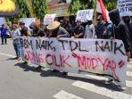 demo-tolak-kenaikan-harga-BBM-di-trenggalek.jpg