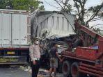 dua-truk-boks-terlibat-kecelakaan-di-nganjuk.jpg
