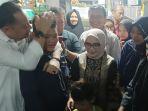 eri-cahyadi-melayat-mendiang-asisten-masinis-KA-Jenggala.jpg