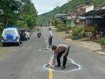 jalan-berlubang-di-trenggalek-dicat.jpg