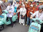 khofifah-emil-daftar-ke-kpu-jatim-naik-motor-listrik.jpg