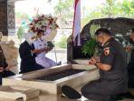 khofifah-ziarah-ke-makam-bung-karno-di-kota-blitar.jpg