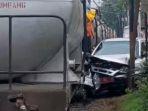 mobil-pelat-merah-tertabrak-kereta-BBM-di-kota-malang.jpg